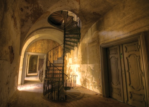 schody w opuszczonym pałacu - zdjęcie 1