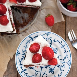 summer cake with strawberries - picture 1