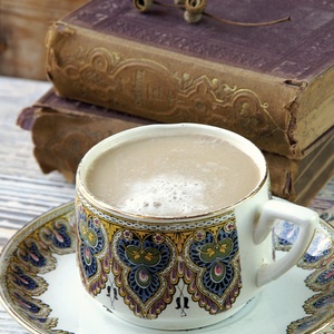kawa i stare książki - zdjęcie 1