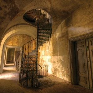 schody w opuszczonym pałacu - zdjęcie 1