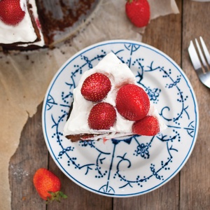 Postcard summer cake with strawberries