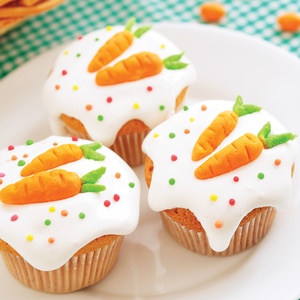 Postcard cupcakes with candy carrots